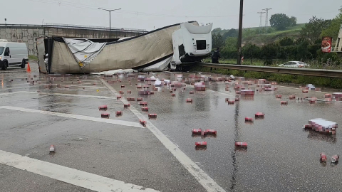 Bursa'da alkol yüklü tır yola devrildi