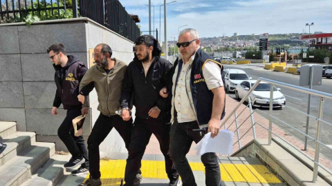 Komşusuna yardıma giden kadını, komşusunun oğlu boğazından bıçaklayıp altınlarını çaldı