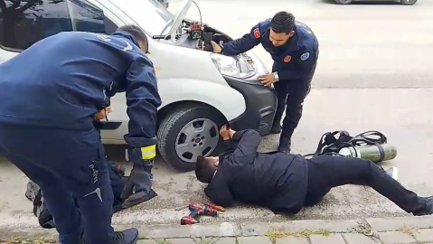Bursa'da aracın motor kısmına sıkışan kedi kurtarıldı