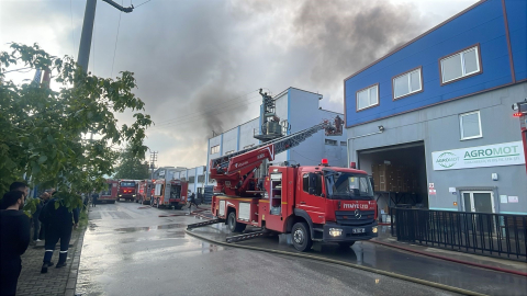 Çalı Mahallesi’nde korkutan yangın: İki fabrika etkilendi