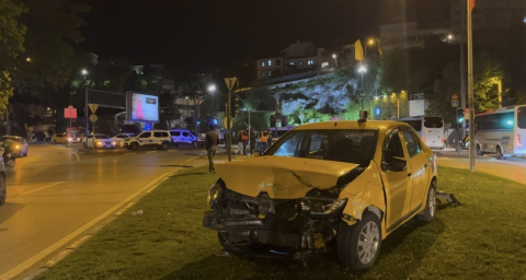 Bursa’da kırmızı ışıkta geçen otomobil taksiye çarptı: 7 yaralı