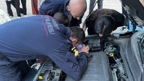 Bursa'da arabanın motoruna giren kedi, yaklaşık 2 saat sonra çıkarıldı