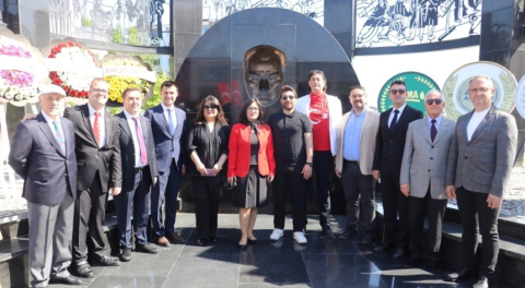 Mimarlar Odası Bursa Şubesi'nden Atatürk Anıtı'na çelenk