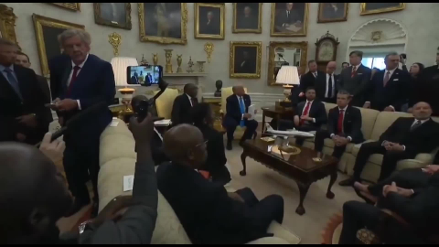 Donald Trump sorusunu beğenmediği muhabiri salondan kovdu