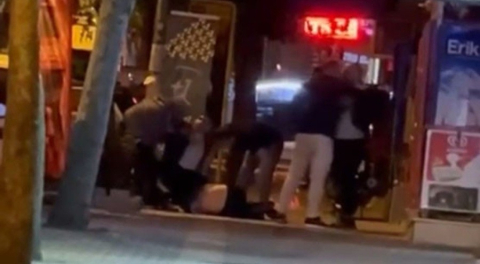 Bursa'da tartıştıkları kişiyi sokak ortasında dövdüler