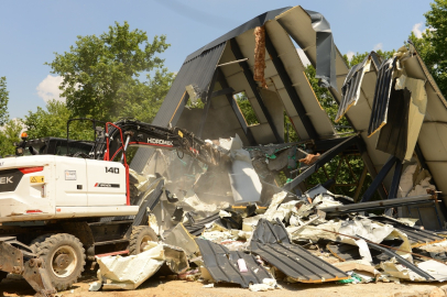 Hasanağa'da kaçak villalar yerle bir edildi