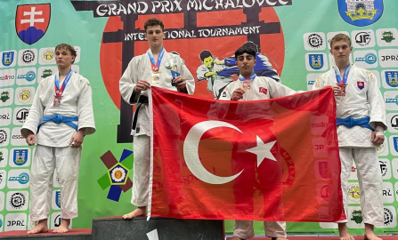 Osmangazili judoculardan tarihi başarı