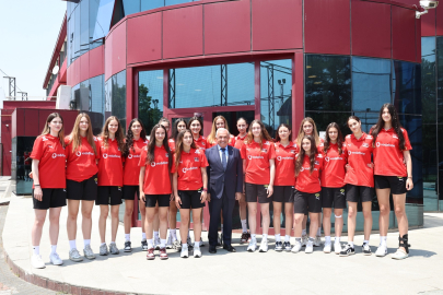 Başkan Şadi Özdemir’den filenin genç voleybolcularına motivasyon ziyareti