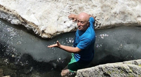 Bursalı dağcılar haziranda Uludağ'ın buzlu gölünde yüzdü