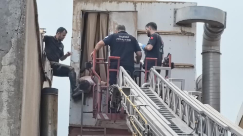 Bursa'da bacakları makineye sıkışan işçiyi itfaiye ekipleri kurtardı