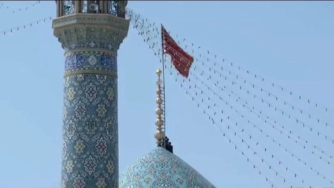 İran'da camiye intikam bayrağı çekildi