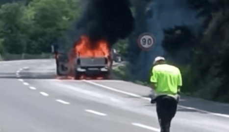 Kestel'de seyir halindeki kamyonet alev topuna döndü