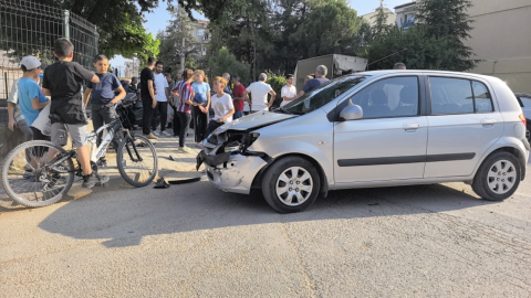 Bursa'da motosikletle otomobil çarpıştı: Sürücü ağır yaralı