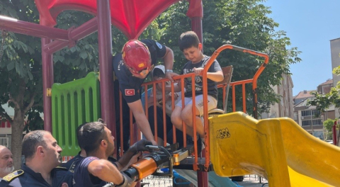 Bursa'da oyun oynayan çocuk korkuluklara sıkıştı