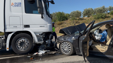Bursa'da otomobil ile tır kafa kafaya çarpıştı: 1 ölü, 2 ağır yaralı
