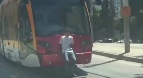 Bursa’da tramvay arkasında tehlikeli yolculuk