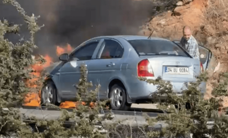 Bursa'da otomobil alev alev yandı, yardım isteyen sürücü için kimse durmadı