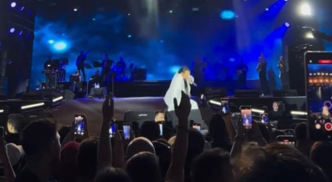 Bayhan Bursa'da şarkı söylerken yere düştü