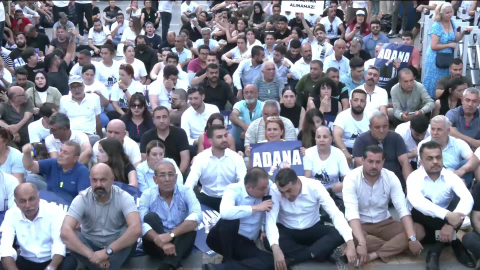 Adanalılar’dan Zeydan Karalar’a destek için oturma eylemi