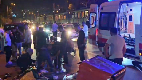 Bursa'da otomobil elektrikli motosiklete çarptı: 3 yaralı