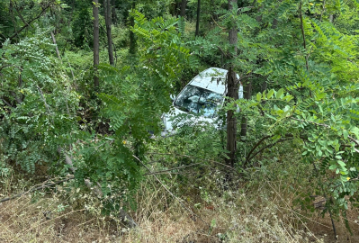 Kestel'de kontrolden çıkan otomobil şarampole yuvarlandı