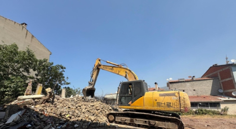 Gemlik'te metruk bina yıkımları devam ediyor