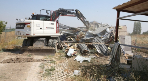 Nilüfer’de iki kaçak yapı yıkıldı