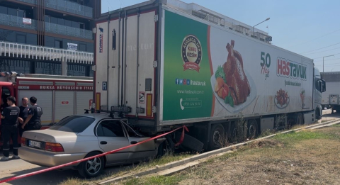 Bursa'da feci kaza: Otomobil park halindeki tıra çarptı, sürücü hayatını kaybetti