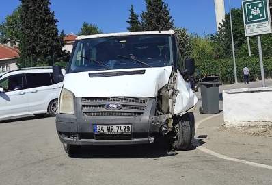 İnegöl'de kamyonet direğe çarptı: 3 yaralı