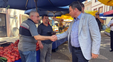 Osmangazi Belediye Başkanı Aydın, Muradiye Pazarı'nda esnaf ve vatandaşla buluştu