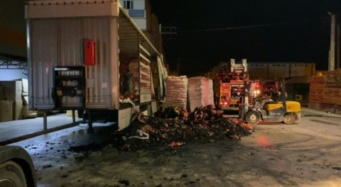 Bursa'da mangal kömürü yüklü TIR yandı