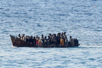 İtalya açıklarında göçmen teknesi battı: En az 20 ölü