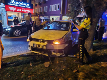 Bursa'da otomobil kamyonete çarptı: 1 yaralı