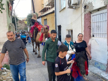 Bursa'da ilginç düğün: Anne deveye, sünnet çocuğu midilliye bindi