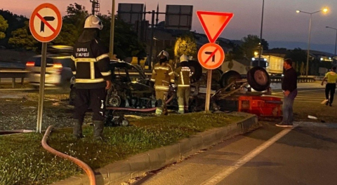 Bursa'da korku dolu anlar: Traktöre çarpan otomobil alev alev yandı