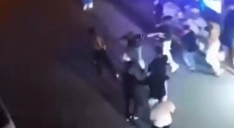 Bursa'da sokak ortasında kavga: Bir kişi kalabalığın arasında darp edildi