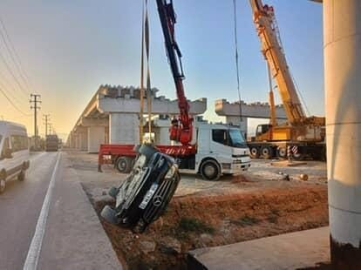 Bursa'da kontrolden çıkan otomobil üst geçit inşaatına düştü: 4 kişi yaralandı