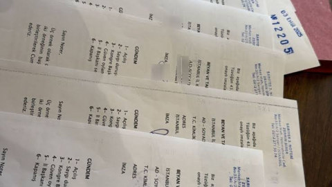 CHP İstanbul İl Kongresi delegeleri, olağanüstü kongrenin toplanması talebiyle imza veriyor