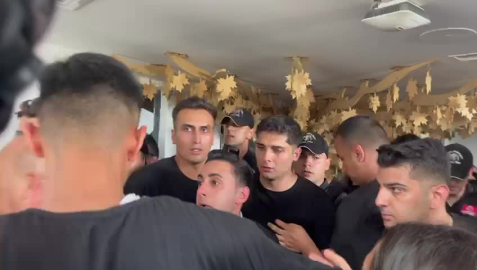 Kayyum Gürsel Tekin'in polis eşliğinde CHP İstanbul İl Başkanlığı'na girdiği dakikalarda basına ve CHP'lilere sert müdahale