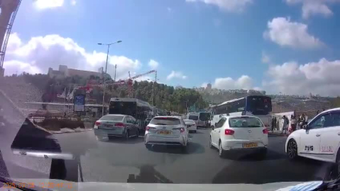 Kudüs'te otobüs durağına silahlı saldırı: 5 ölü, 22 yaralu