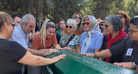 5 yaşındaki kızının gözü önünde öldürülen Başak, Bursa'da toprağa verildi: Tabutunu kadınlar taşıdı