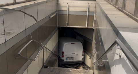 Bursa'da otomobil metro istasyonuna daldı