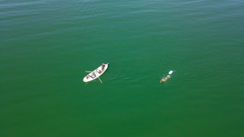 İznik Gölü'ndeki kuraklığa dikkat çekmek için gölü baştan başa yüzdü