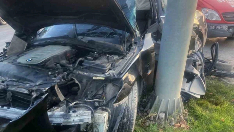 Bursa'da direğe çarpan aracın sürücüsü ağır yaralandı