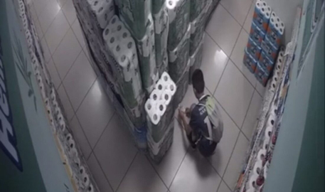 Bursa'da küçük çocuk marketi kundakladı