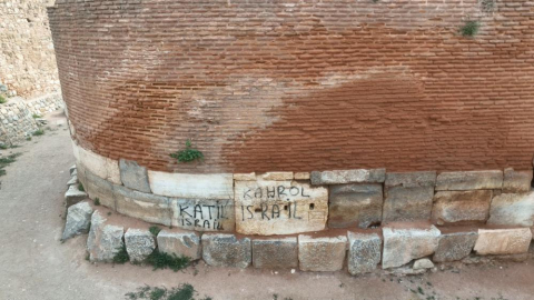 Bursa'da 2 bin 400 yıllık surlara 'Katil İsrail' yazdılar