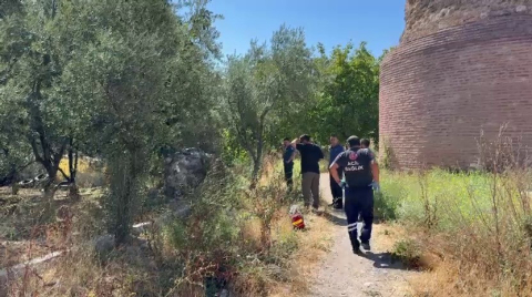 Bursa'da tarihi surların dibinde erkek cesedi bulundu