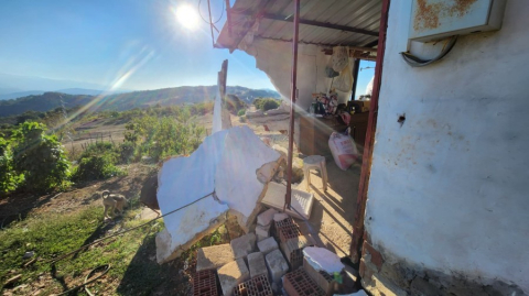 Bursa'da maden ocağı yakınında oluşan yarıklar evi ikiye böldü