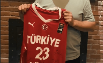 Alperen Şengün, Bursalı SMA hastası için formasını 1 milyon TL'den açık artırmaya çıkardı
