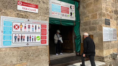 Bursa'da tarihi cami ziyaretlerine kıyafet mecburiyeti getirildi